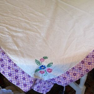Vintage tablecloth embroidered flowers daisy hem hand sewn 38 x 43” 1970’s